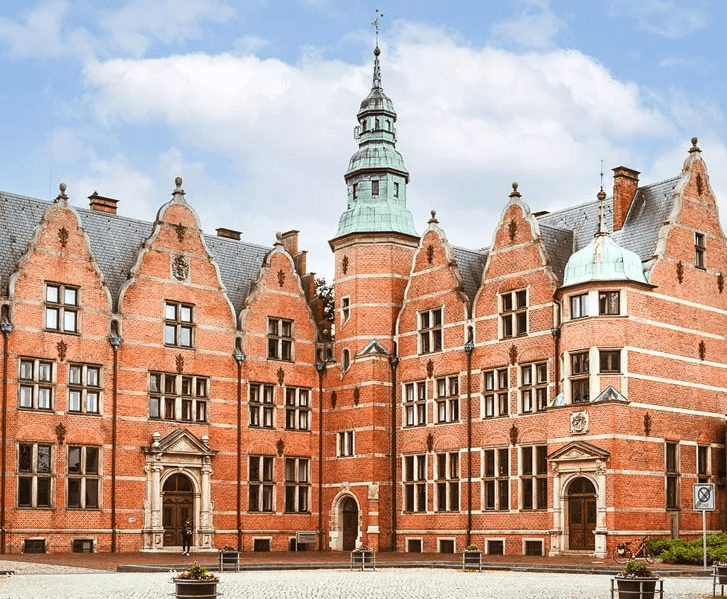 Moderne Photovoltaikanlage auf einem Hausdach unter klarem Himmel – nachhaltige Stromerzeugung mit 30 Jahren Garantie auf Glas-Glas-Module.