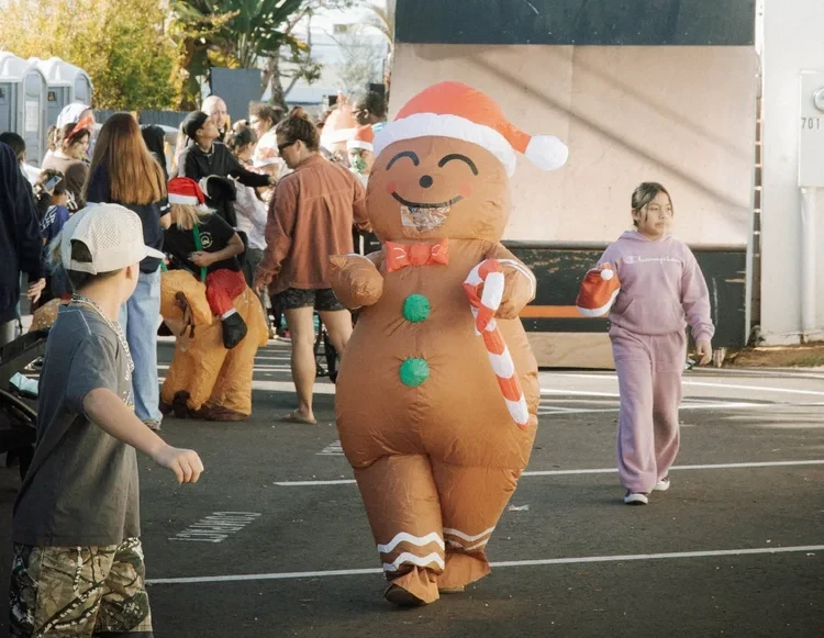 Gingerbread man greeting kids