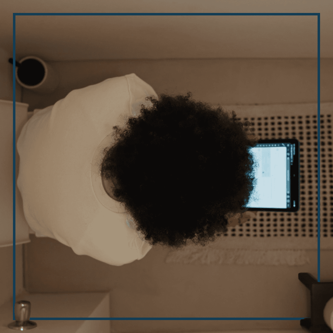 Mädchen mit Tablett am Klo