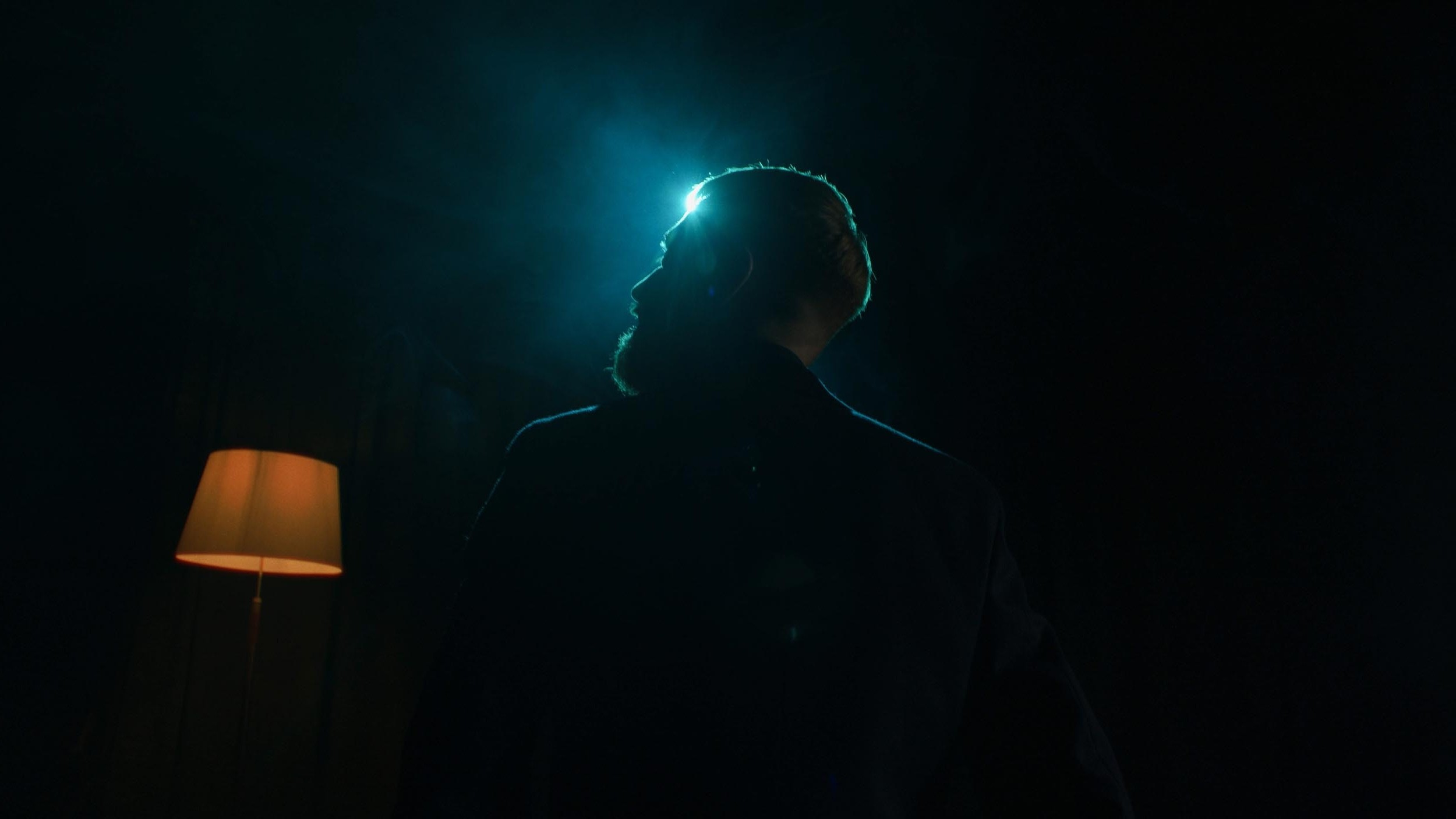 Mikkel Karlsen ved siden af et flot fjernsyn. Se TV-klip af Mikkel her.