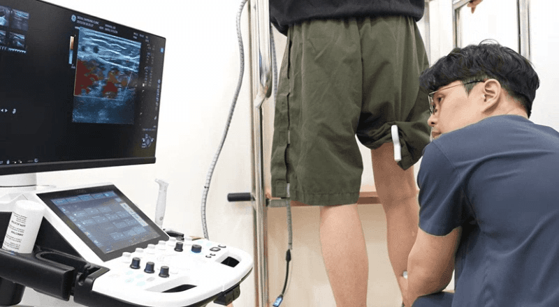 초음파 진료를 보는 모습입니다.