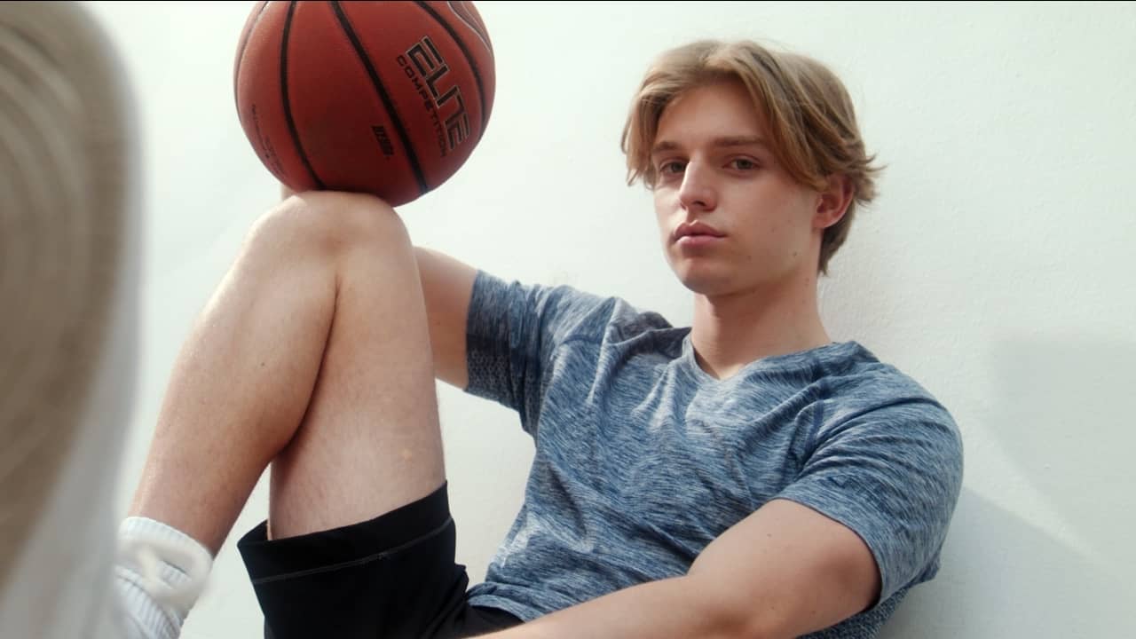 Junge mit Basketball