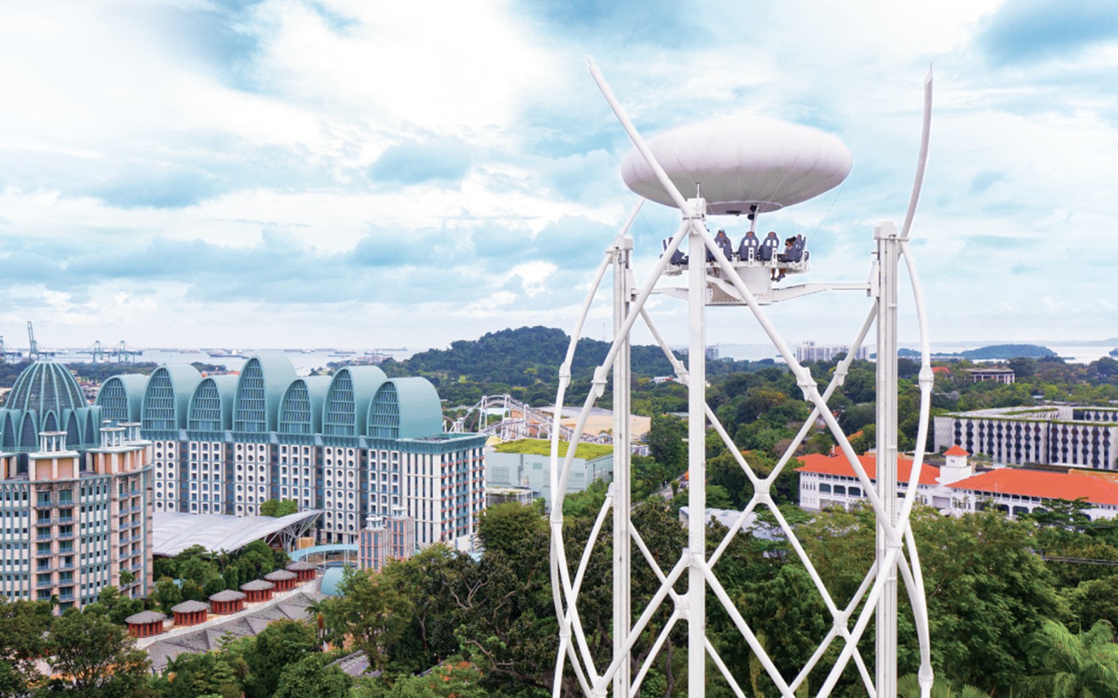 I turisti si godono un giro panoramico sulla Funivia di Singapore con un Flexi Pass, ammirando lo skyline della città e le principali attrazioni.