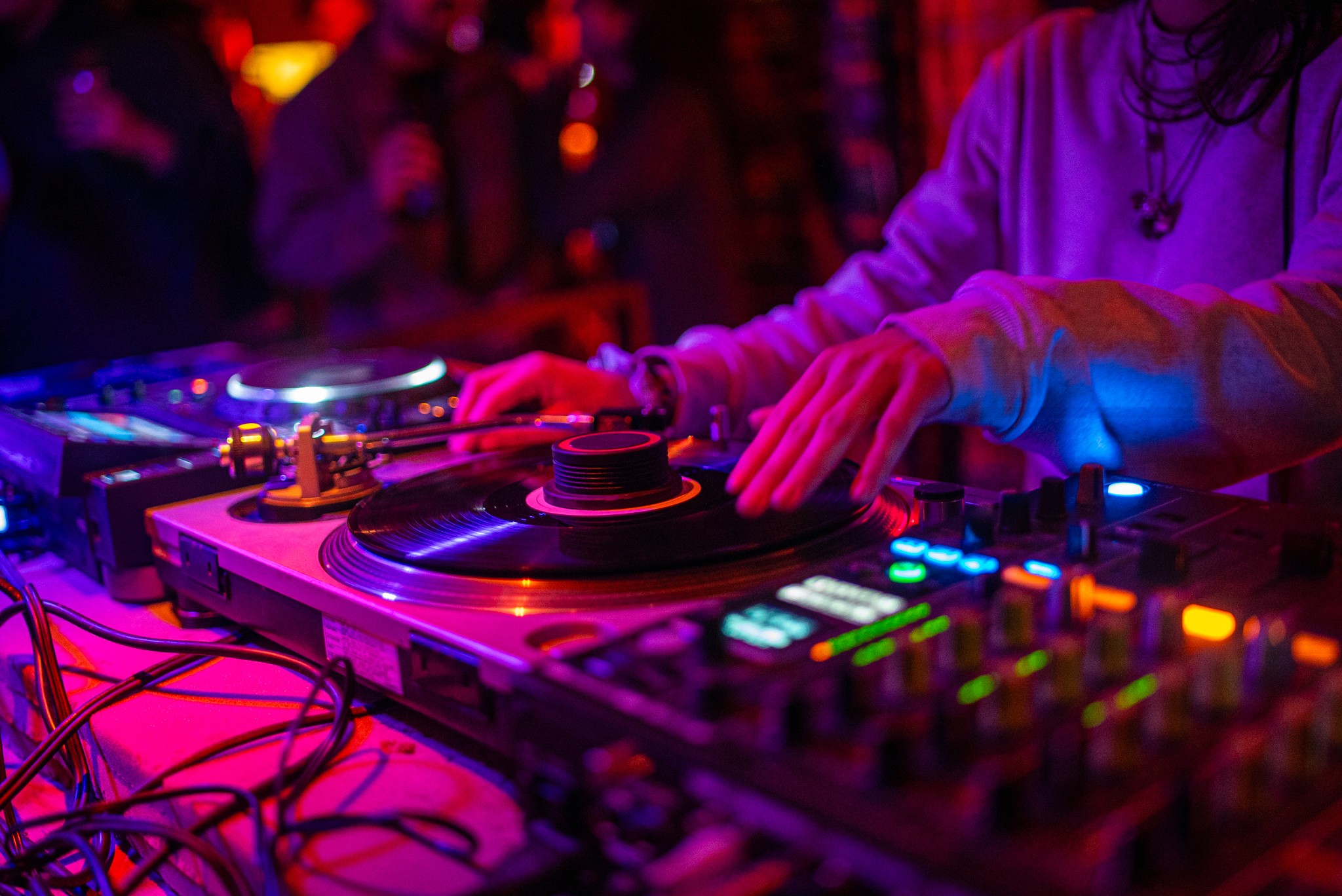 Mezcla de discos de vinilo en tornamesas