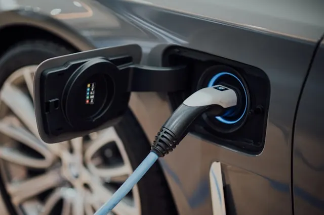 Coche cargándose con el cable asegurado por robo e incendio con el seguro de coche eléctrico de Allianz