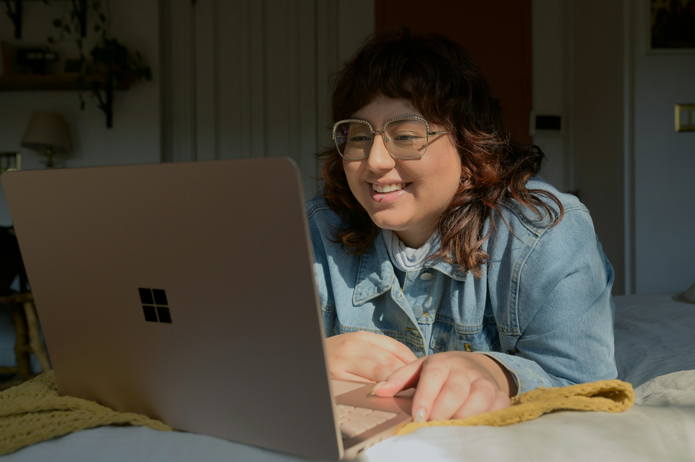 person focused on laptop - Best Short Video