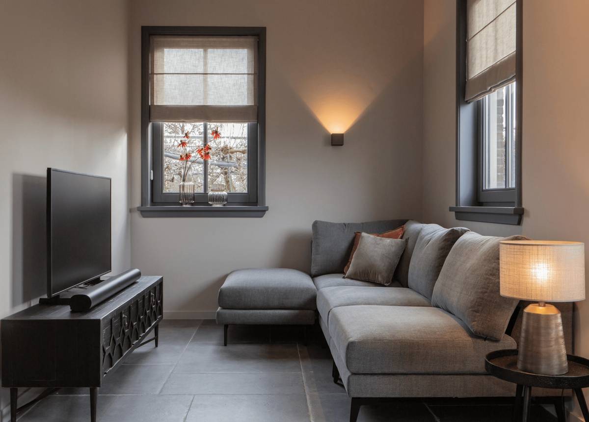 tv-hoek met elementenbank in schuurwoning