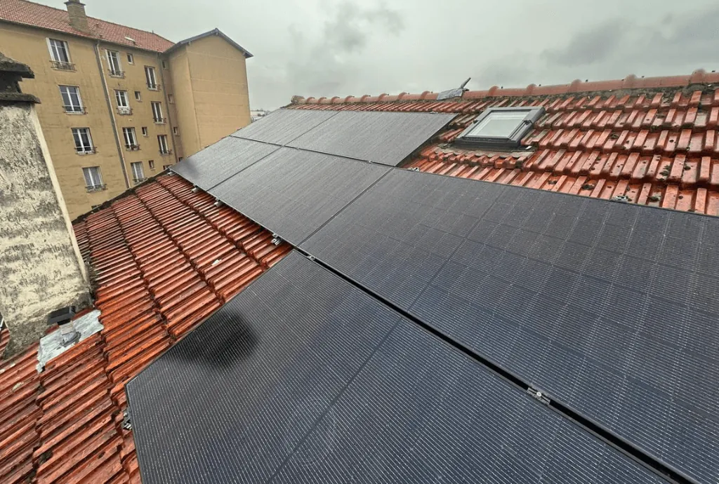 Photo d'une maison à Saint-Maur-des-Fossés équipée de panneaux photovoltaïques dont l'installation a été faite par Solarock.