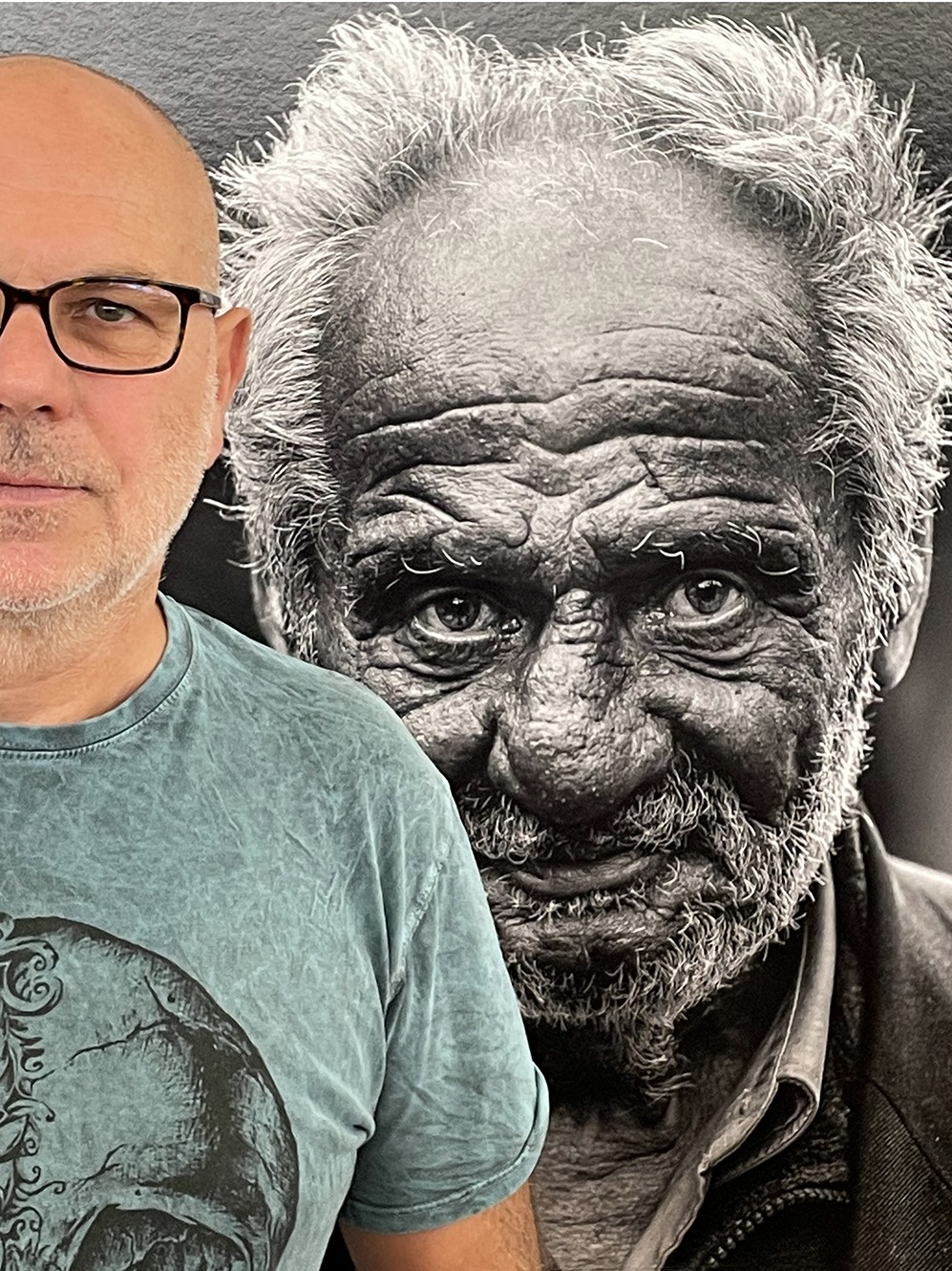 Frédéric Bourcier, photographe documentaire, s’exprime au micro lors d’une rencontre publique autour de son exposition photo installée dans des conteneurs urbains.