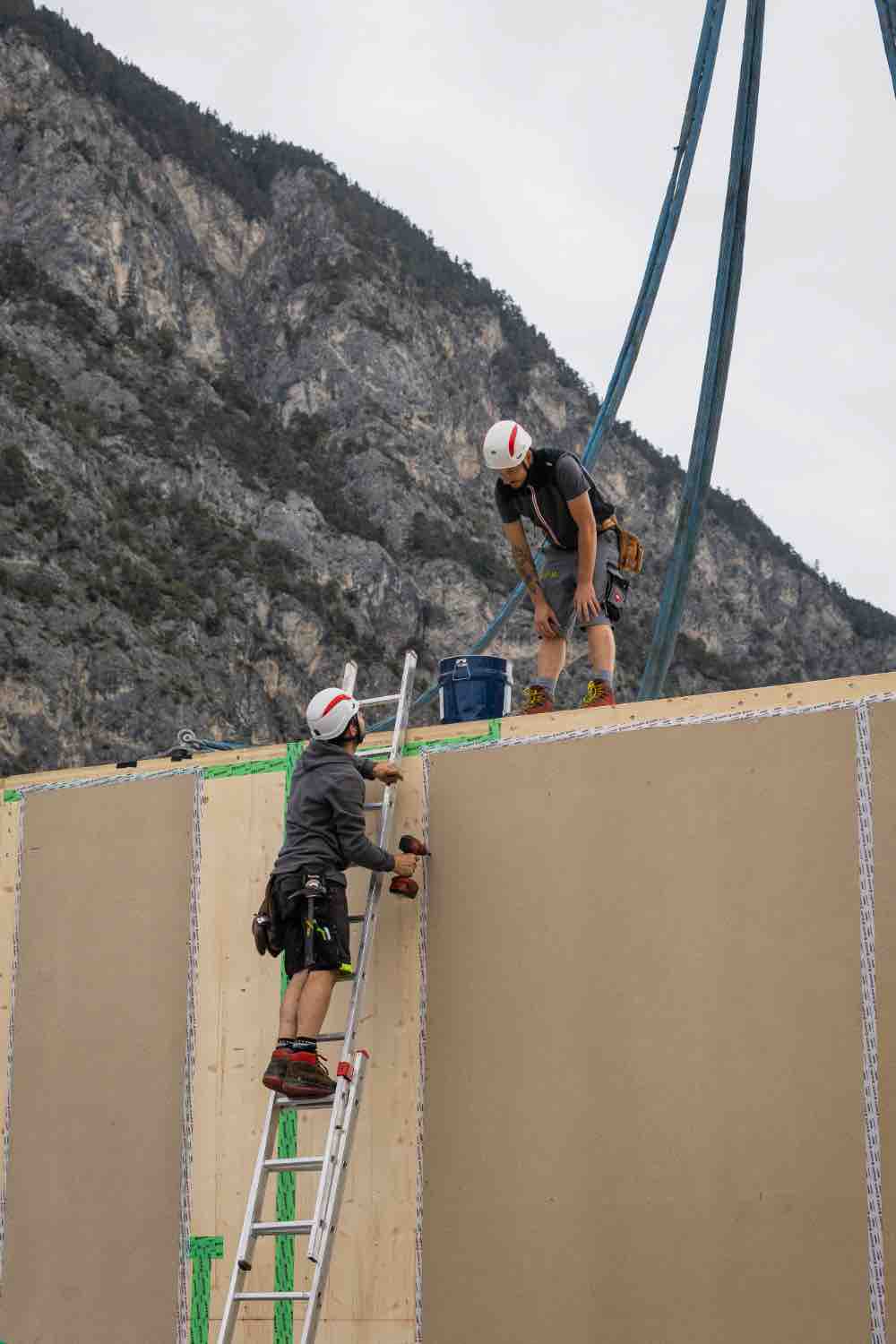 Bauarbeiter arbeiten koordiniert zusammen