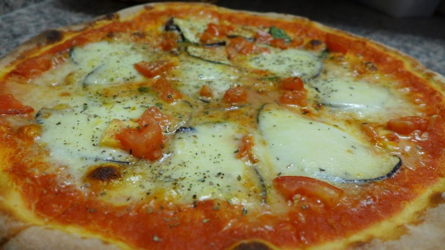 Pizza su pietra refrattaria
