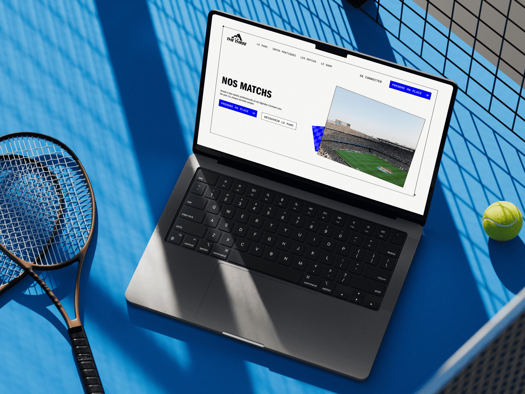 Mise en situation (mockup) du site web de Villa Wassim Marrakech, affiché sur un ordinateur portable MacBook Pro sur un bureau en bois. La page présente la section 'Activités et les alentours', avec un grand visuel de la région de Ouarzazate (paysage désertique, casbah) et le titre 'The Gateway To The Desert'. La mise en page est propre, minimaliste et haut de gamme, utilisant les polices Serif et Sans Serif de la charte graphique. Cette image démontre la qualité de l'expérience utilisateur (UX) et le design épuré réalisé par Nux-Studio pour le site web de l'hôtel de luxe Villa Wassim, facilitant la découverte des activités et du voyage.