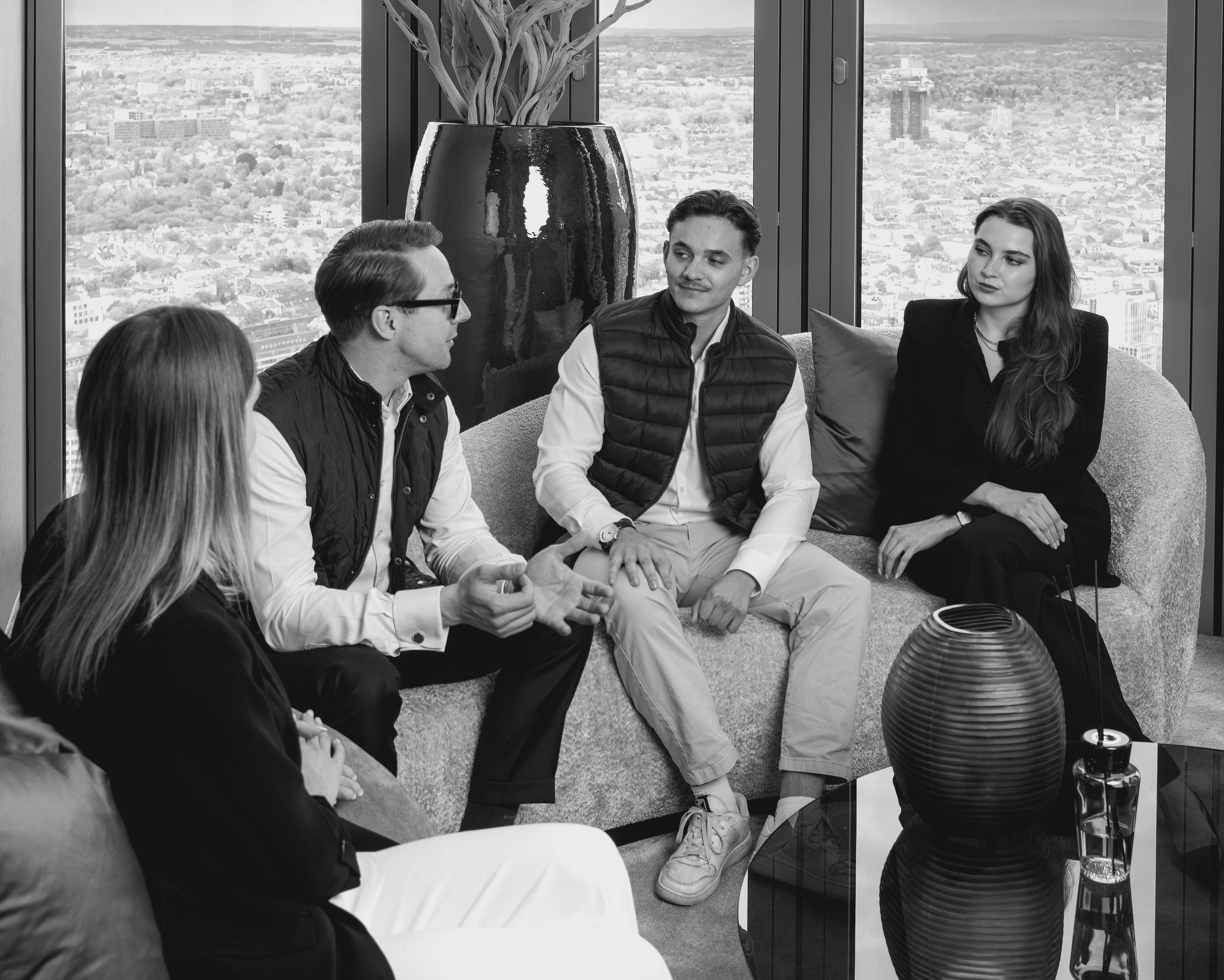 Misbah Rahman, Gründer und Geschäftsinhaber der Marketing-Agentur Marah-Solutions, in seinem Büro im Hauptsitz in Frankfurt am Main. Marah-Solutions unterstützt Unternehmen aus der Immobilien- und Handwerksbranche im DACH-Raum bei Skalierung, Mitarbeitergewinnung und Neukundengewinnung.