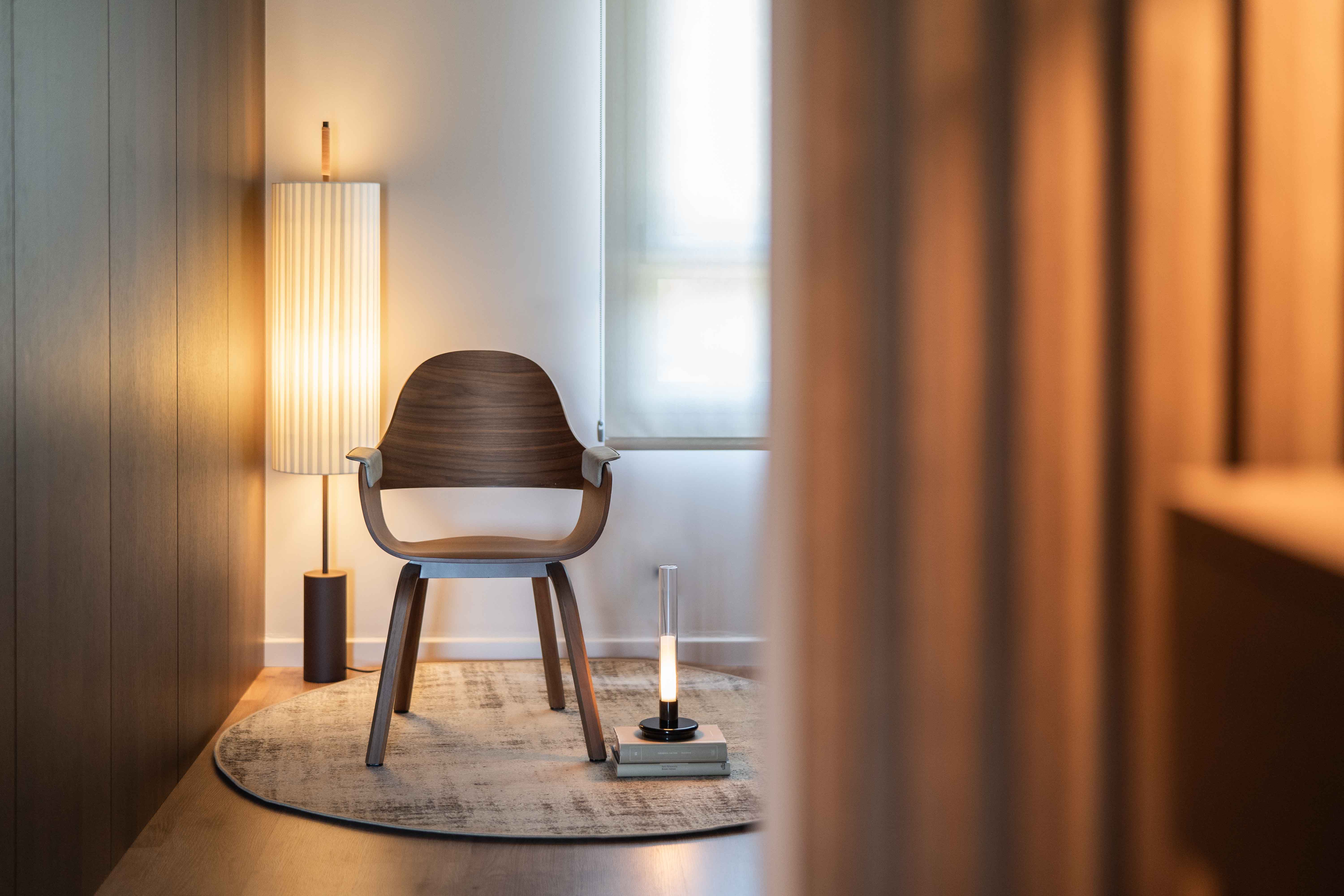 Pasillo con paredes de madera oscura y silla madera