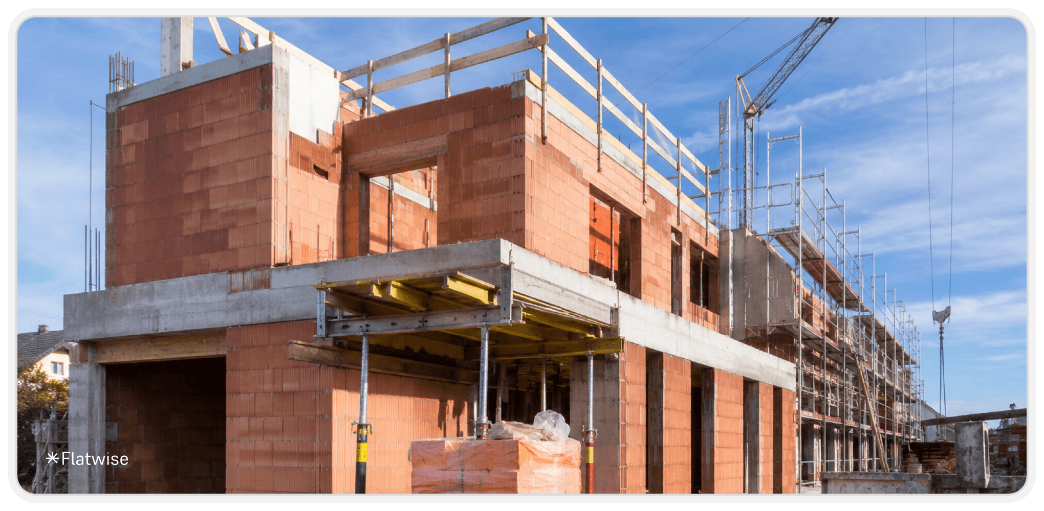 Rohbau in Ziegelverbundbauweise mit tragenden Ziegelwänden, Stahlbetondecken und Baugerüst auf einer modernen Baustelle.