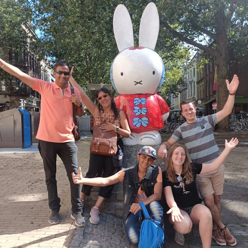 En liten grupp människor som har roligt på en rundtur