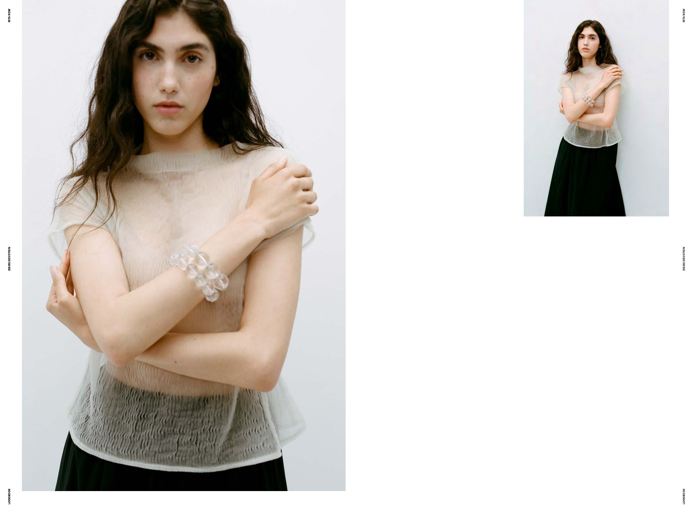 Un mannequin porte un top blanc transparent