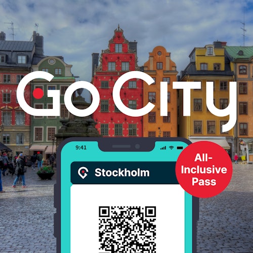 Színes épületek egy téren a "Go City" felirattal és egy digitális Stockholm All-Inclusive Pass QR-kóddal az előtérben.