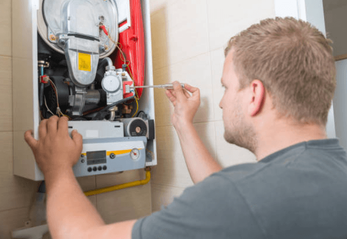 Serwisant naprawiający piec