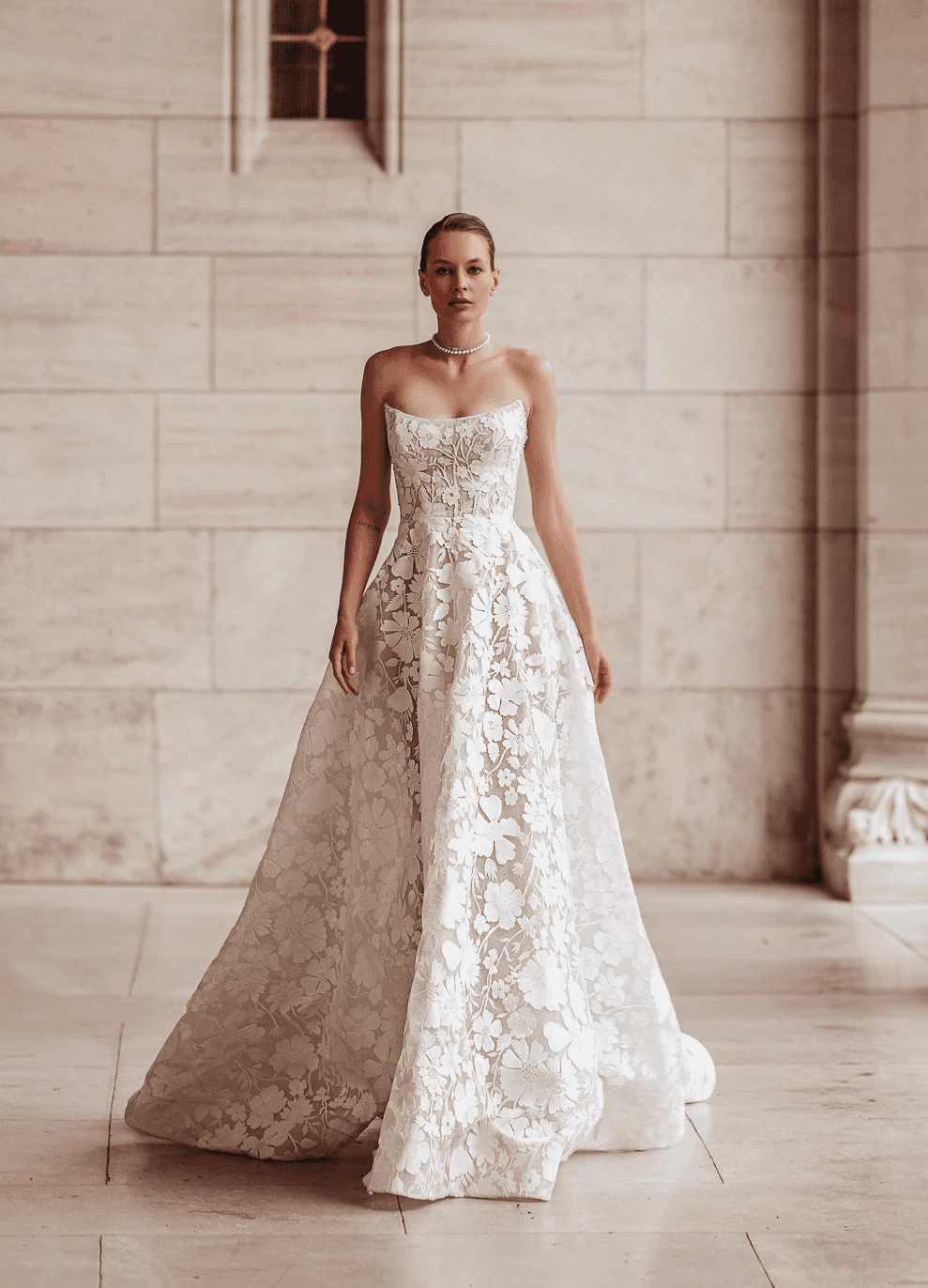 Boho Brautkleid mit Corsagen-Oberteil und großen 3D-Blüten in floraler Spitze