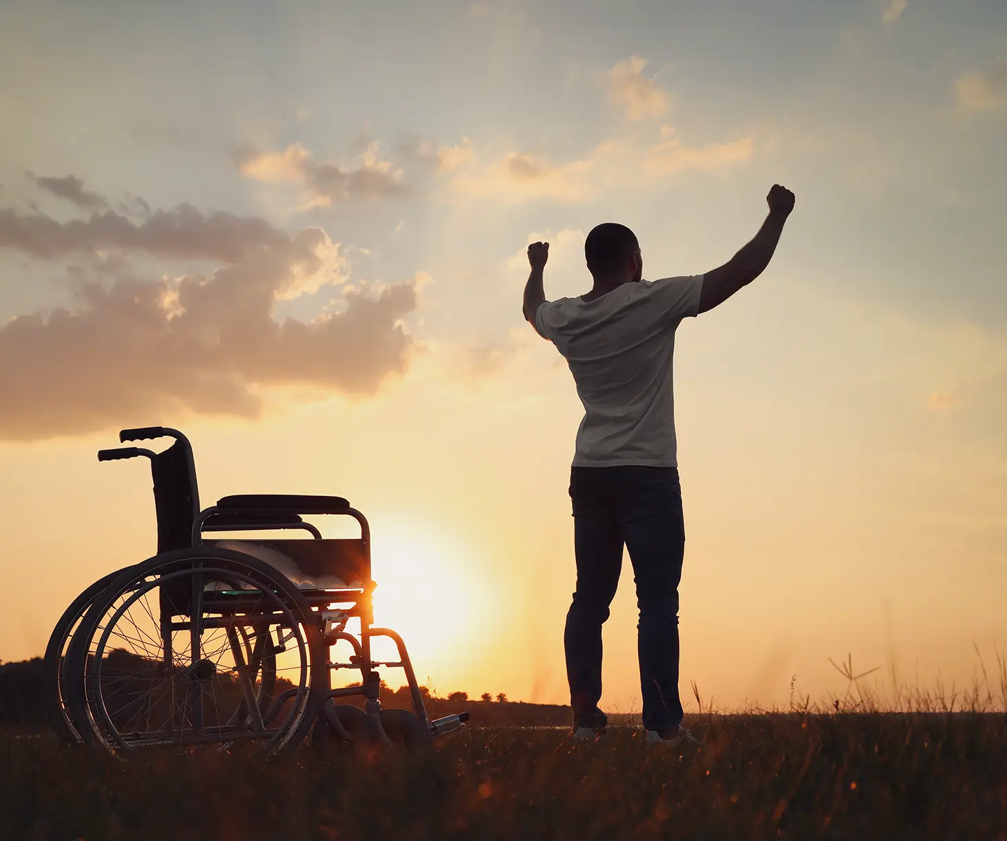 Illustrasjonsbilde av en mann som har opplevd å bli helbredet ved å gå ut av sin rullestol.