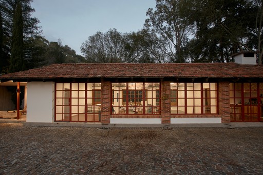 Estudio de Cobertizo residencia artística rodeado de árboles, Jilotepec, México