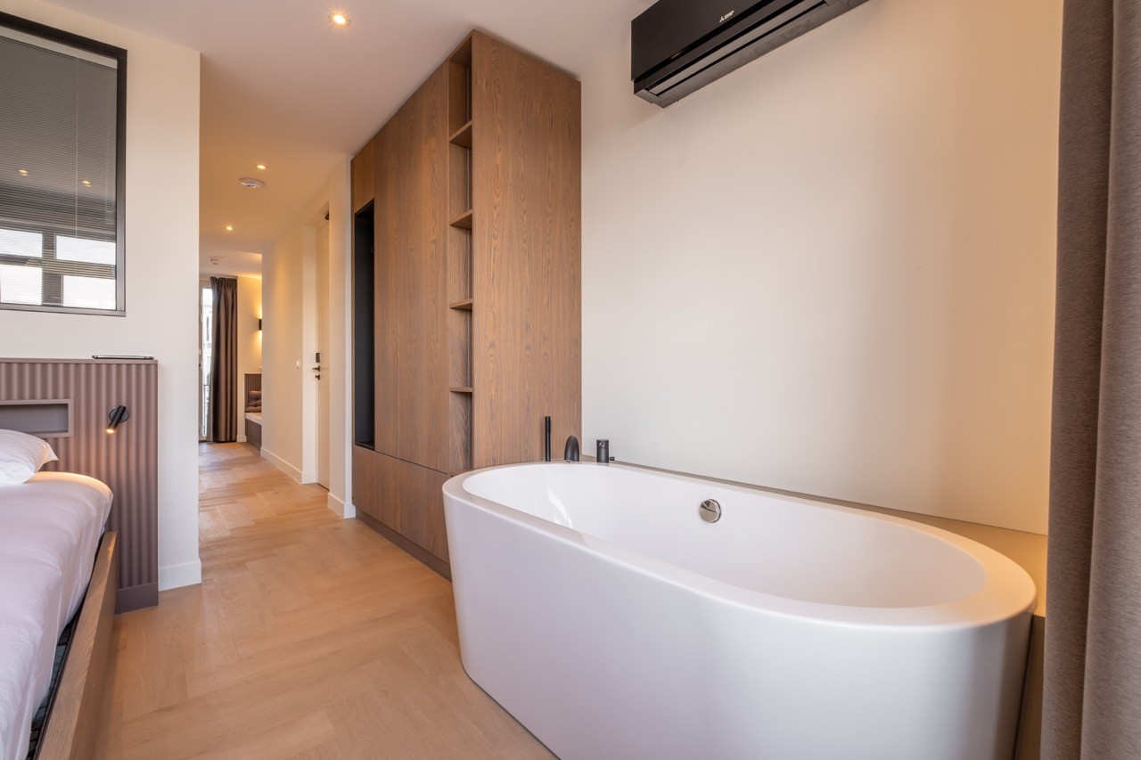 Luxe badkamer met vrijstaand bad in een suite van Hotel Four Stories in Scheveningen