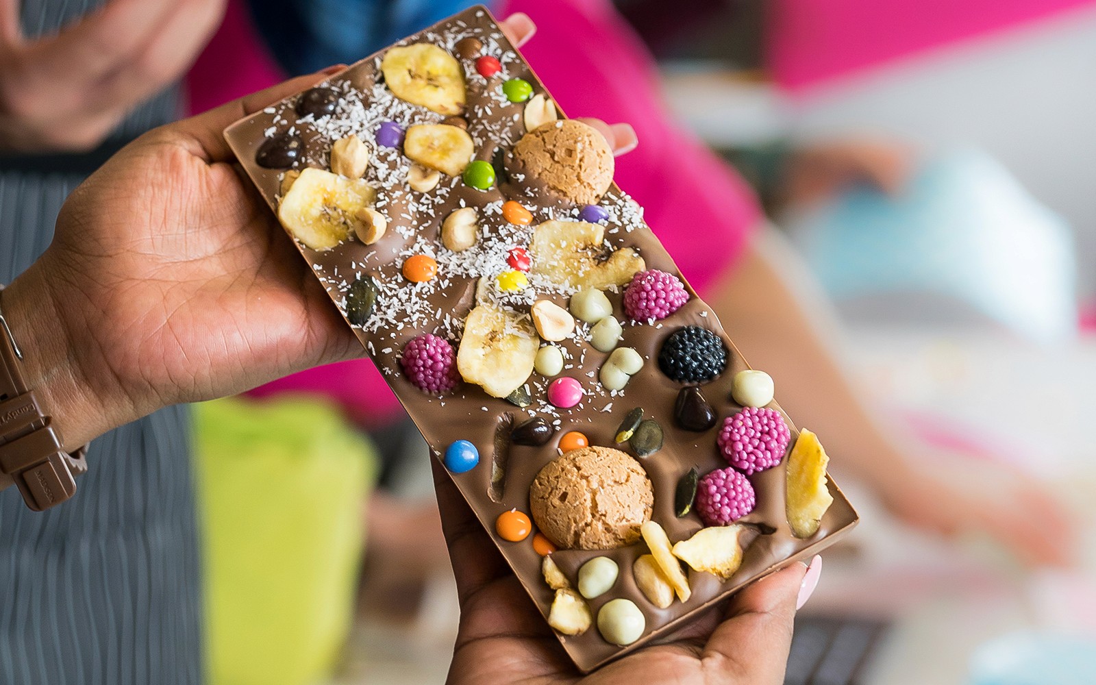 在维也纳巧克力工作坊品尝巧克力棒，搭配各种风味。