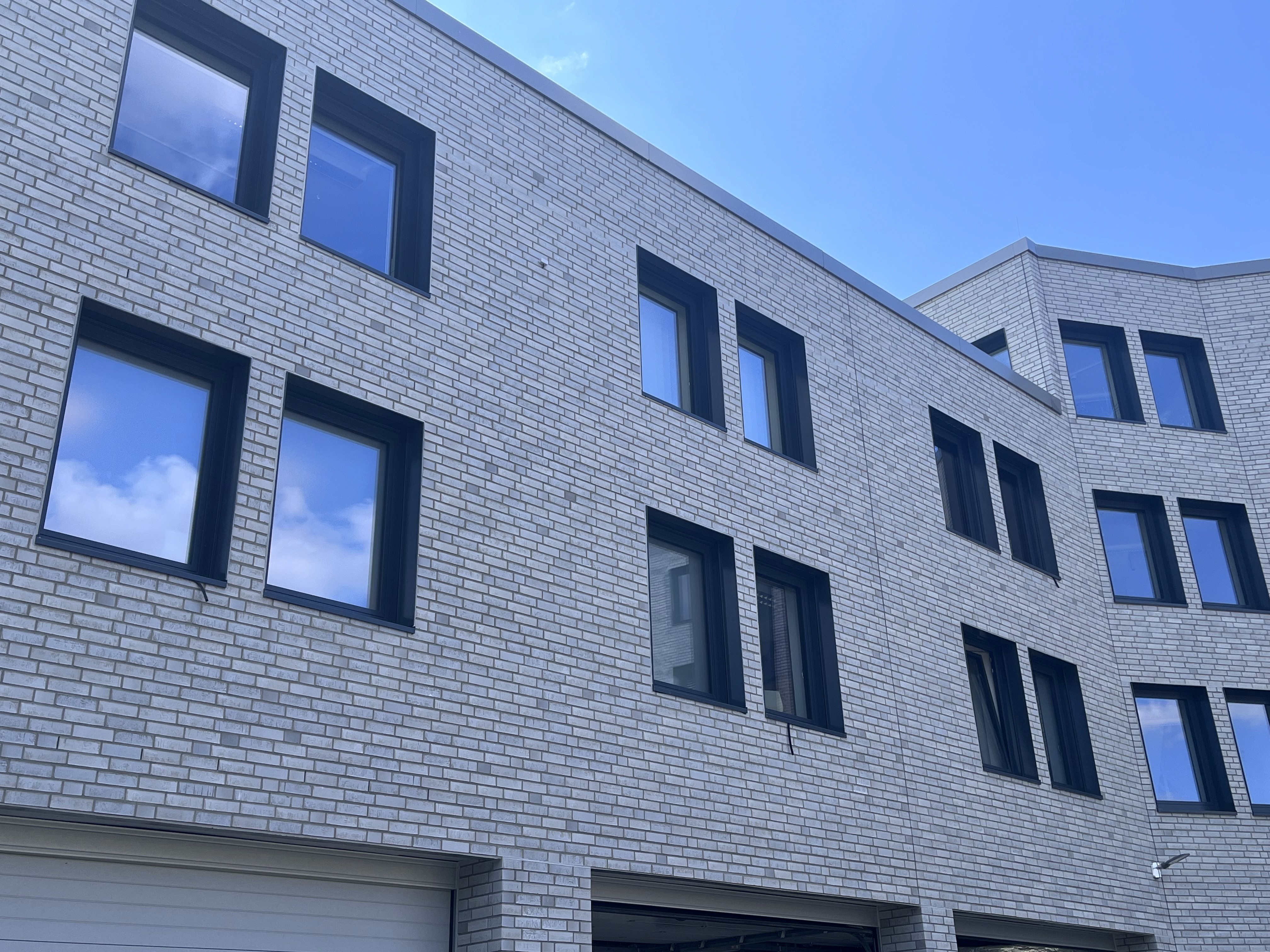 Blau reflektierende Fenster an der Rückseite der Polizei