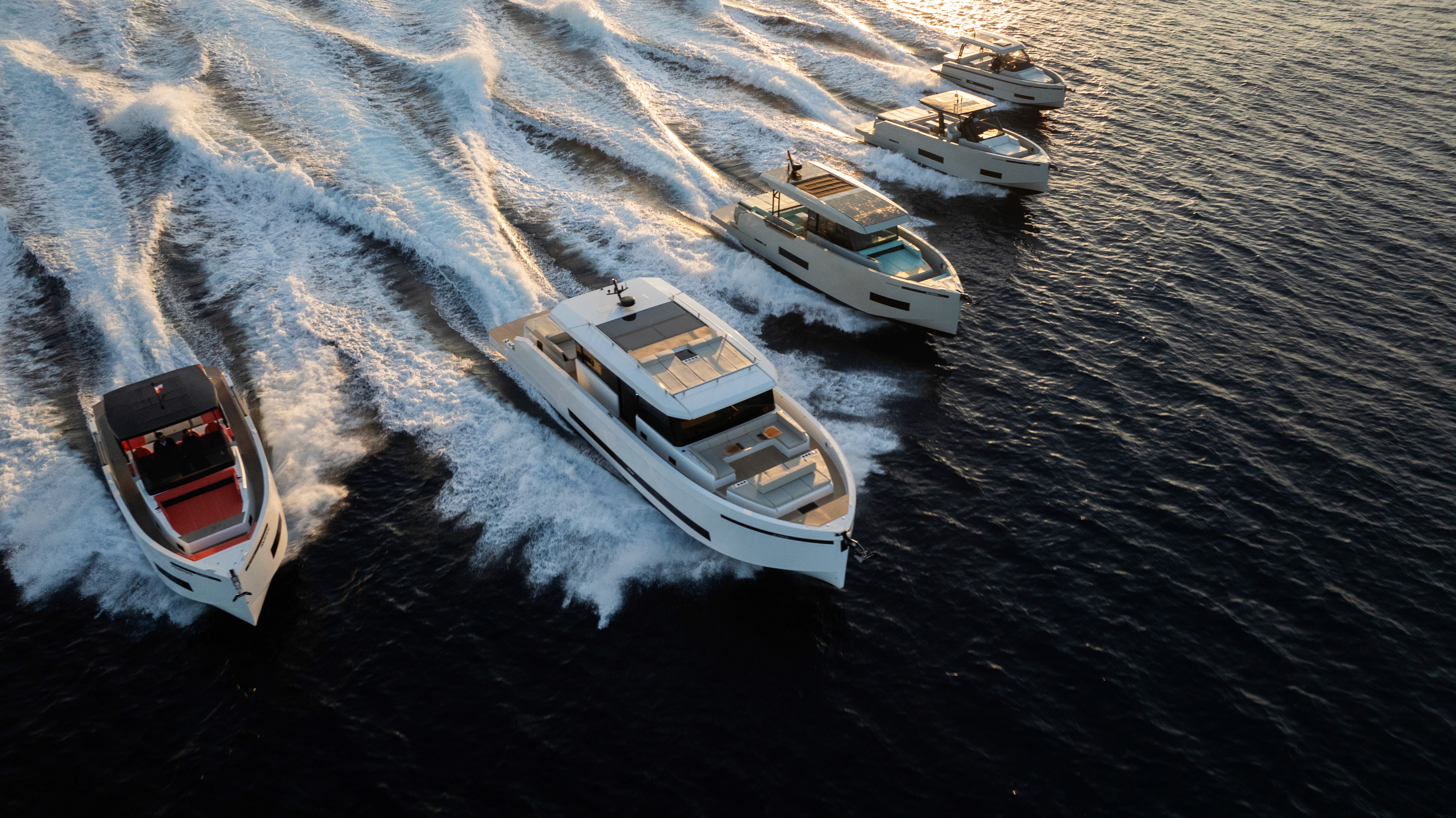 Varios yates De Antonio navegando juntos