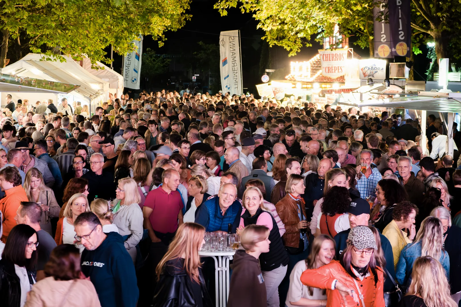 Blick über die volle Kaarster Stadtmitte am Abend.