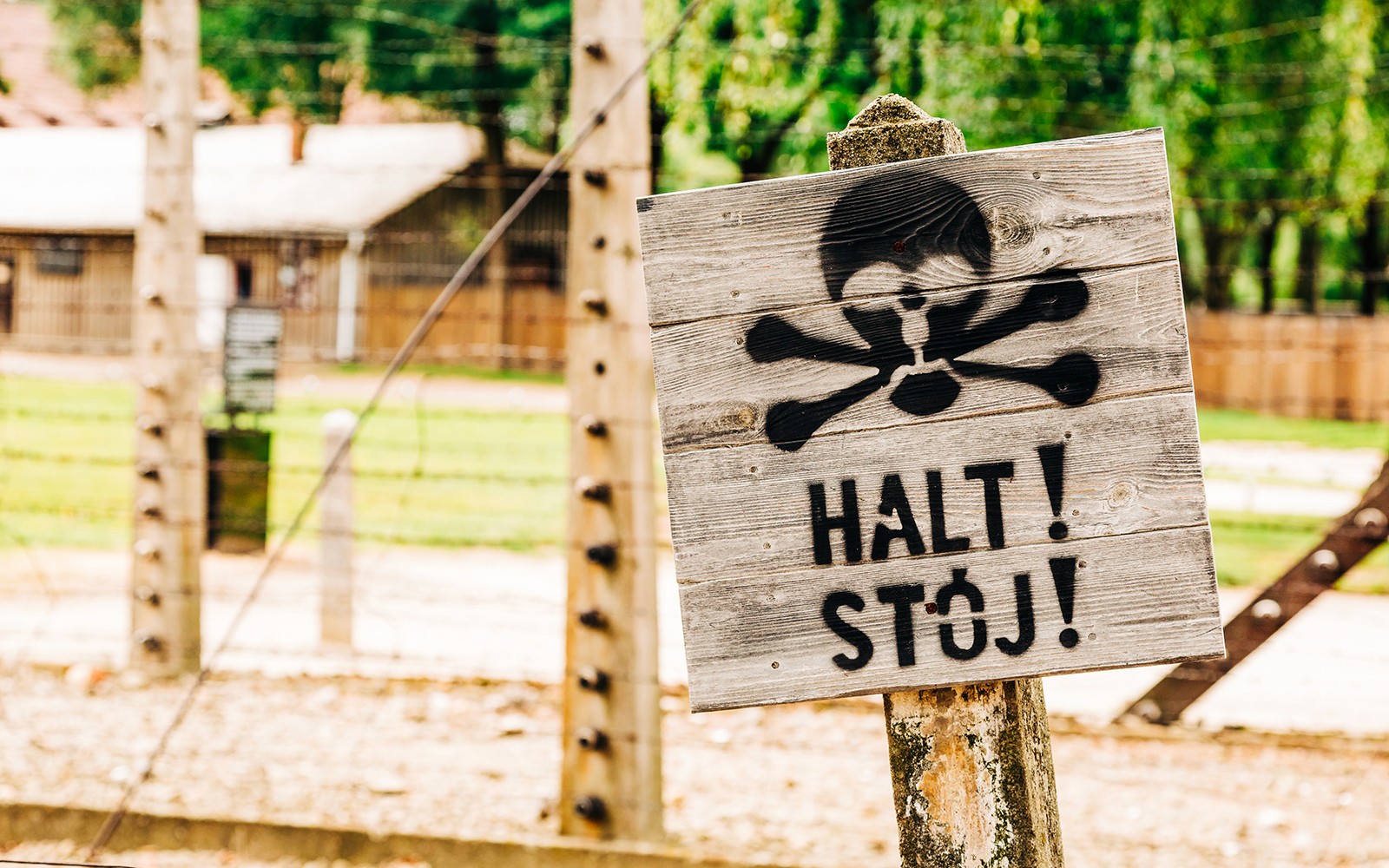 Varningsskylt vid Auschwitz-Birkenau koncentrationsläger, Polen.