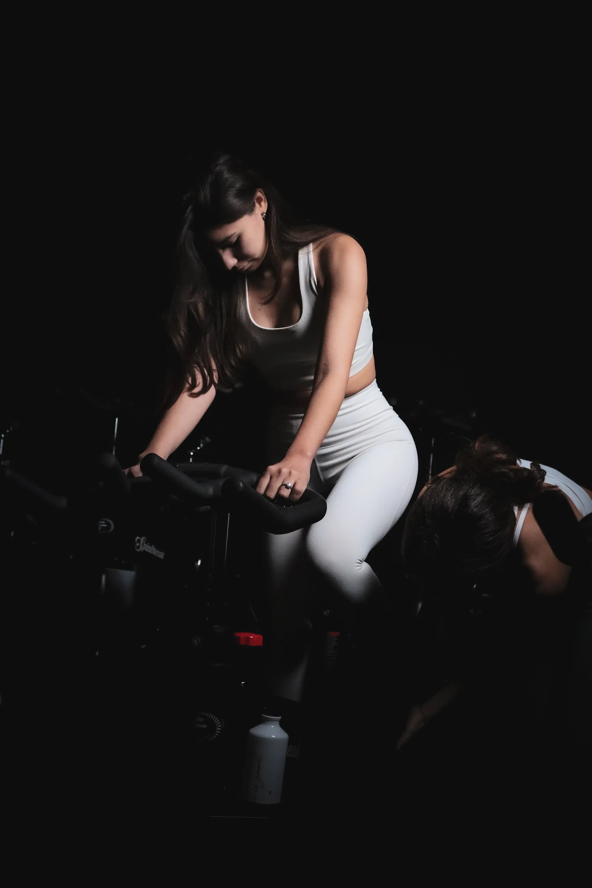 Participante concentrée pendant une séance d’indoor cycling immersive chez Spinbreak à Bordeaux