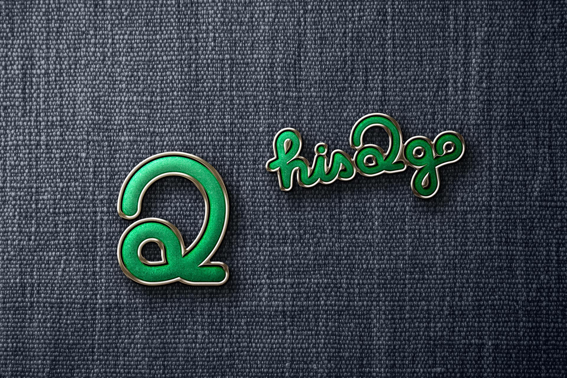 Styslische His2go Pins in knalligem grün an einem Jeans Stoff angebracht. Einmal das Logo und die einzelne 2.