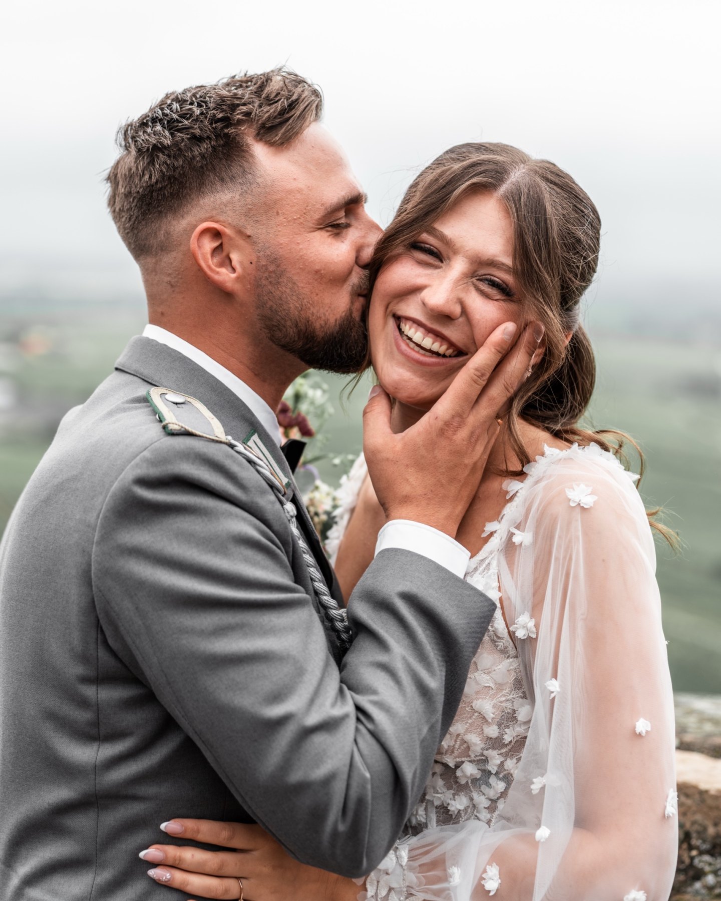 Bastian küsst Paula auf die Wange
