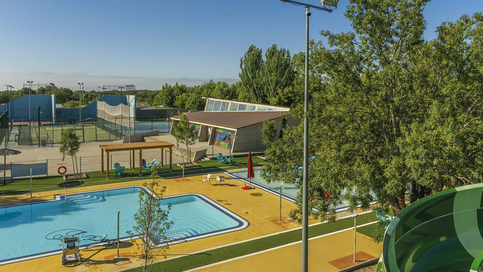 Schwimmbad mit gepflegtem Beckenumgang