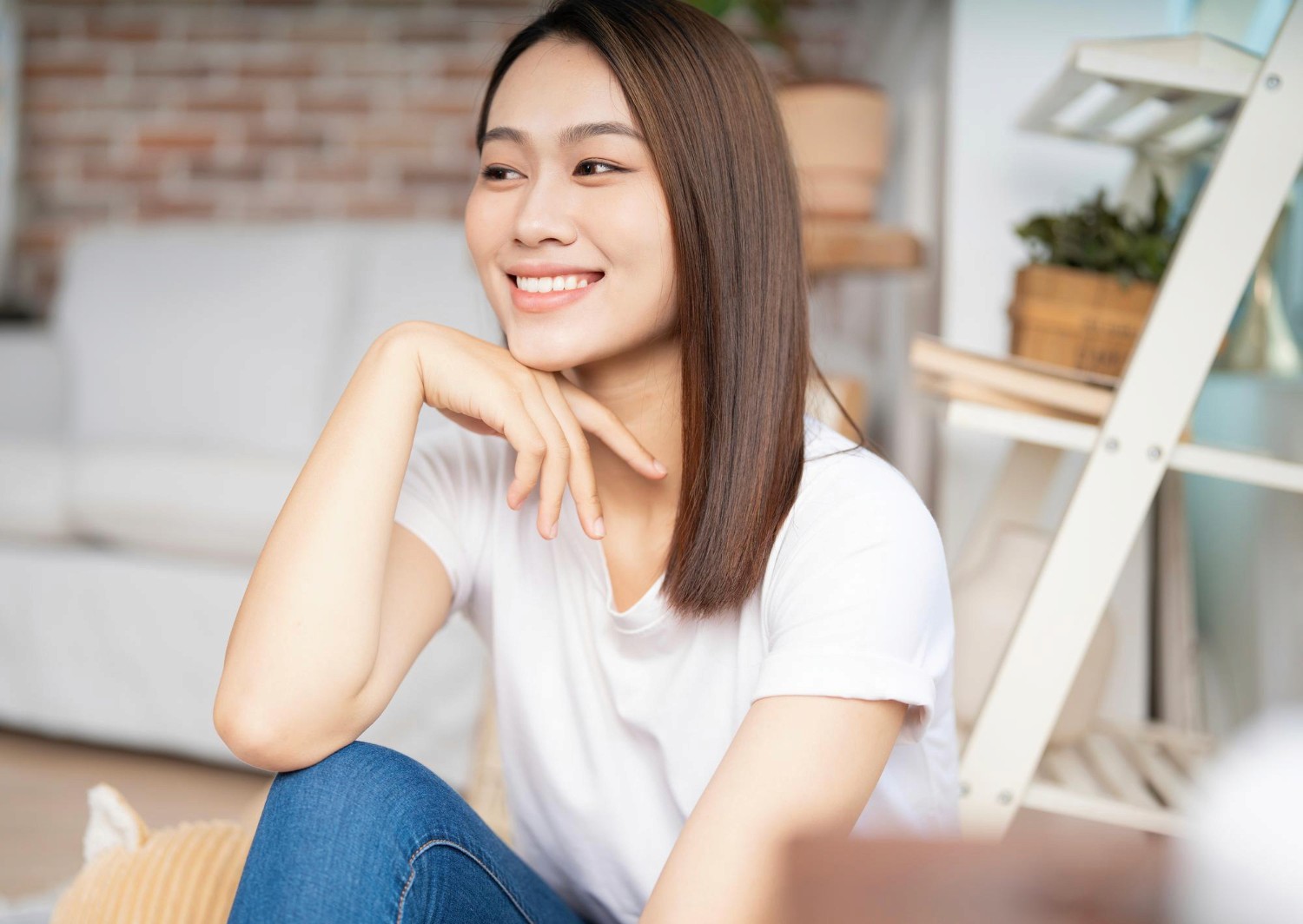專業水光嫩膚及射頻膠原緊緻療程效果,展示女性透亮飽滿肌膚,適合暗瘡護理及深層清潔。
