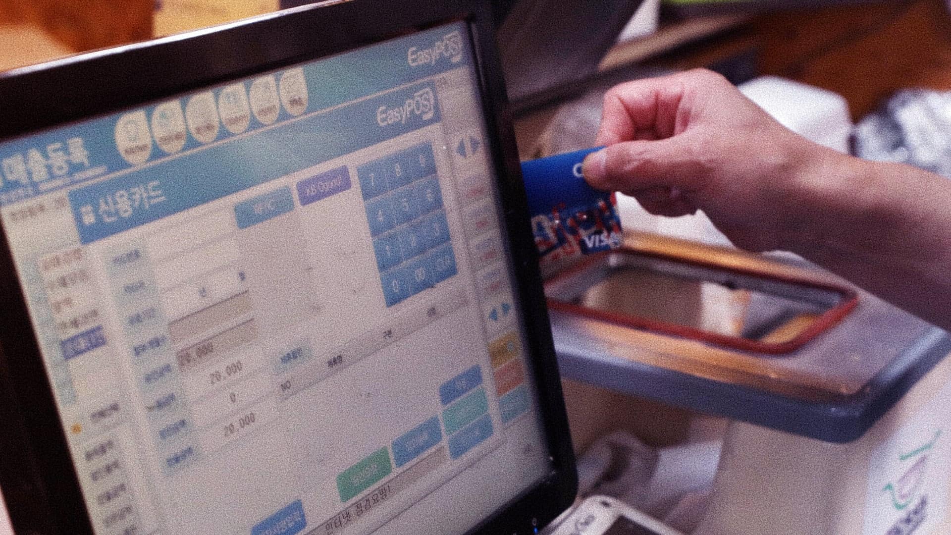 Tay quẹt thẻ Visa thanh toán tại máy POS Hàn Quốc - chiến lược sử dụng thẻ tín dụng khấu trừ thuế