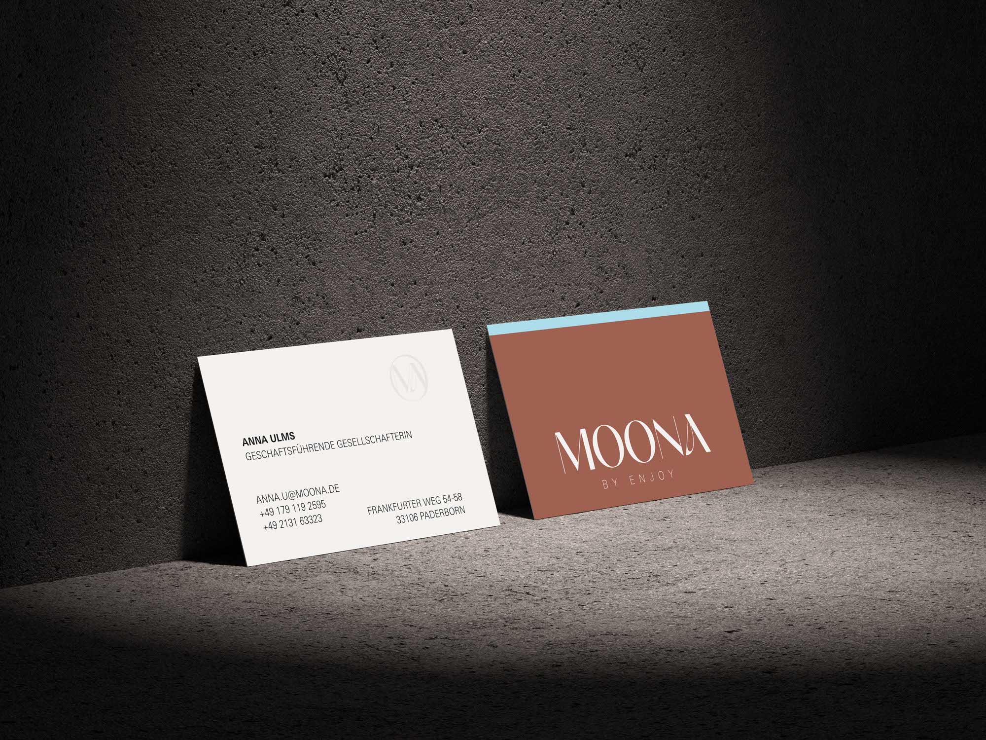 Geschäftsausstattung von MOONA – mit edler Typografie, ruhiger Farbgebung und klarer Gestaltungslinie