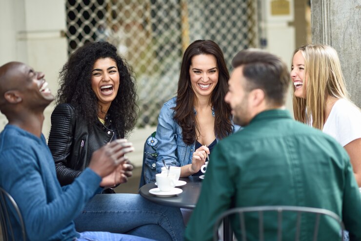 grupo-multirracial-de-cinco-amigos-tomando-um-cafe-juntos