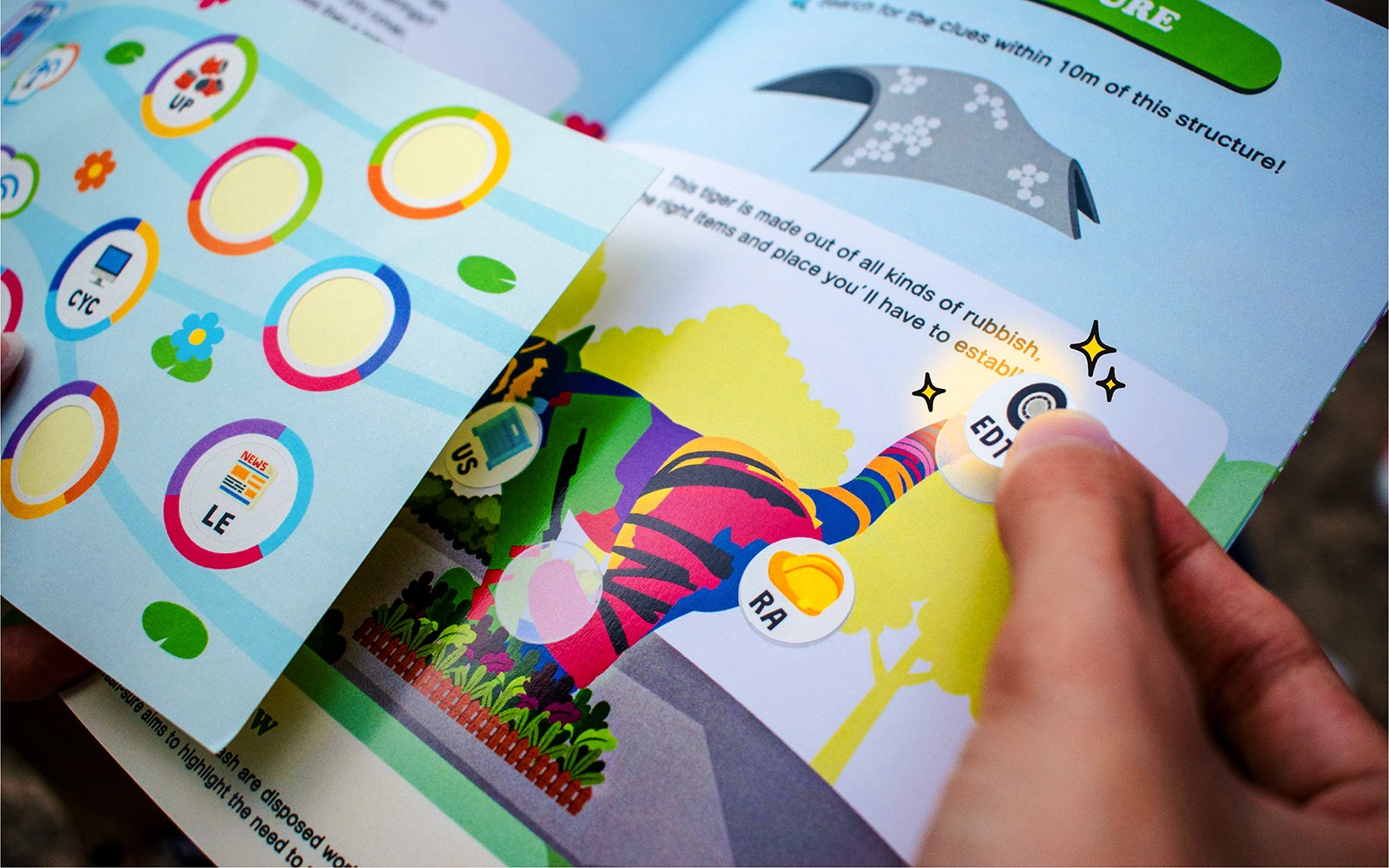 Mga kalahok na naglutas ng mga palaisipan sa RANSACK PUZZLE HUNT: Ang Banta ng Matunaw sa isang parke ng lungsod.