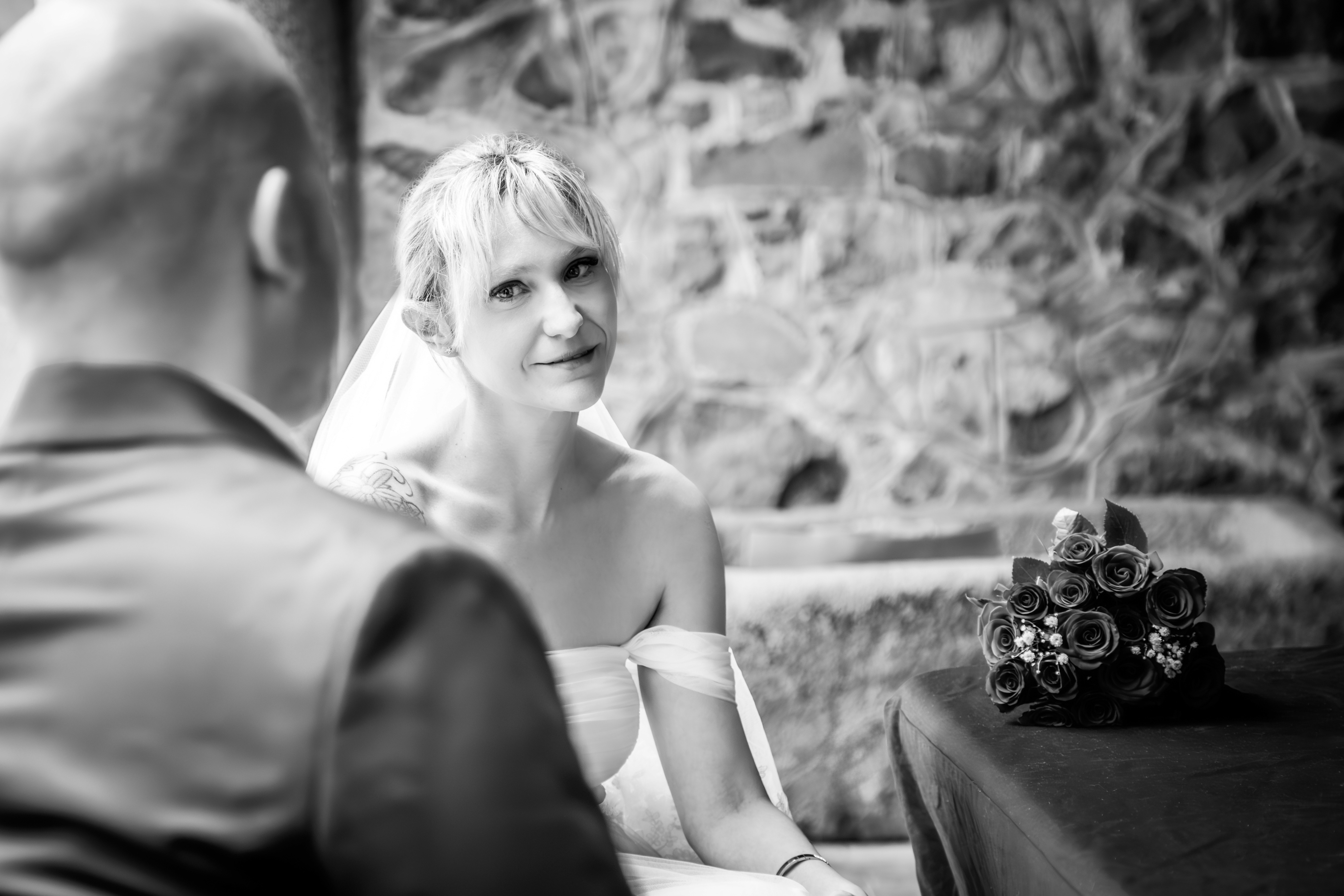 Sesióbn de boda en blanco y negro donde la mujer está mirando a su pareja