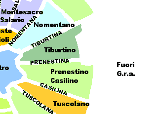 due tecnici si confrontano davanti una parete da ristrutturare
