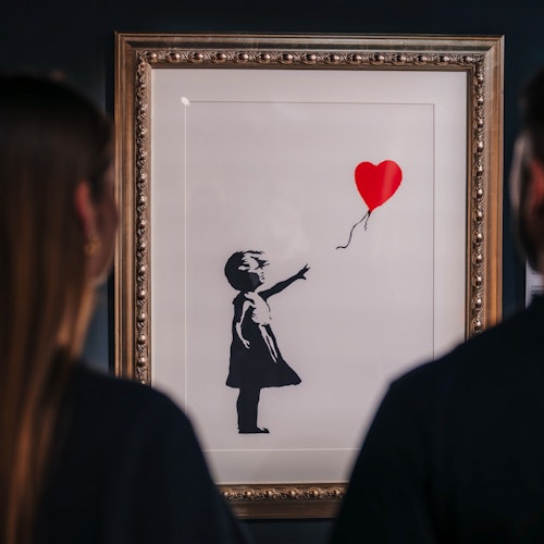 Para ogląda obraz Banksy'ego.