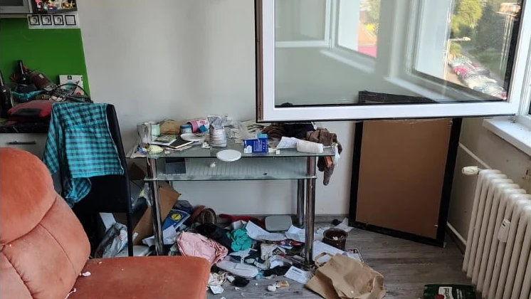 Vyklízení Praha – obytná místnost s jídelním koutem před vyklizením