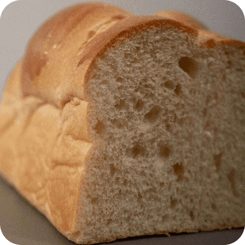 Pan brioche de masa madre con corteza dorada y textura aireada, perfecto para desayunos o tostadas dulces.