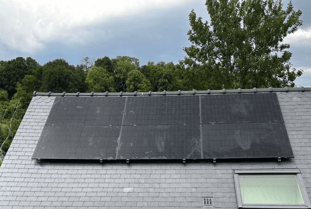 Photo d'un toit d’une maison à Aumale équipée de panneaux photovoltaïques dont l'installation a été faite par Solarock.