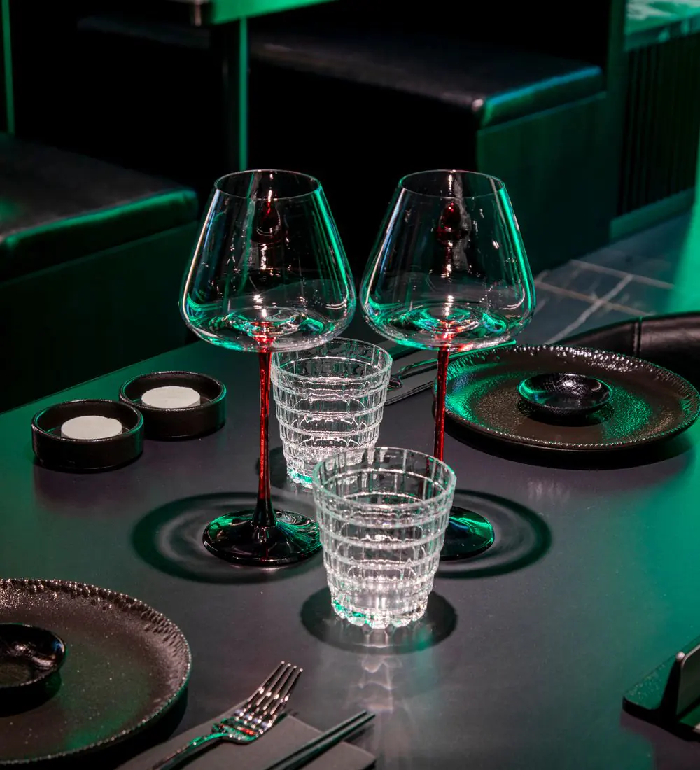 Table dressée dans la salle émeraude de Sushi Club Avignon