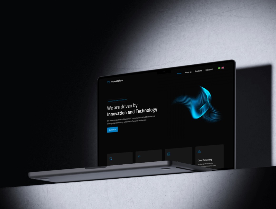 Notebook em um fundo branco, exibindo o layout do site da Movdev