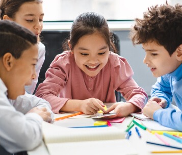 alunos em sala de aula usando metodologia ativa